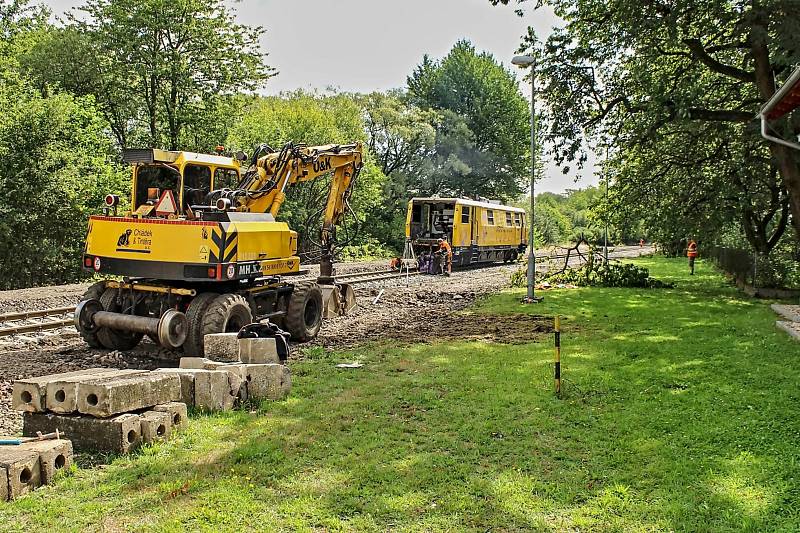 Práce na dobříkovském nádraží. Foto: Zdeněk Huspek