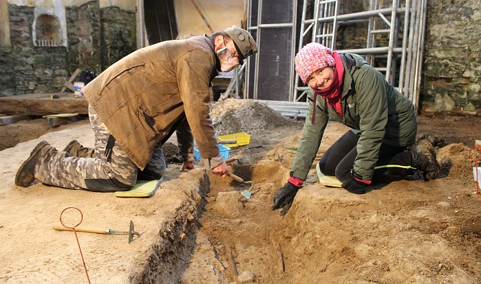 Tomáš Mařík a Jana Krausová, archeologové z Muzea Chodska v Domažlicích, našli v kapli sv. Judy Tadeáše ve Štítarech lidské kosti, jejichž původ sahá do středověku.