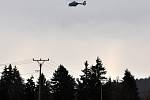 Policejní vrtulník v neděli 6. března dopoledne pátral mezi Lázněmi Kynžvart a Dolním Žandovem v Karlovarském kraji po pohřešovaném dvaaosmdesátiletém seniorovi