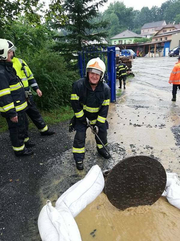 Hasiči museli v Horšovském Týně odčerpávat vodu hned dva dny po sobě. Foto: SDH H. Týn