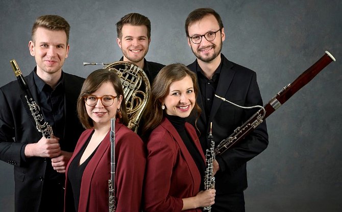 Alinde Quintet zahájí cyklus Kruhu přátel hudby v Domažlicích (zleva vpředu Anna Talácková a Barbora Trnčíková, vzadu David Šimeček, Kryštof Koska a Petr Sedlák).