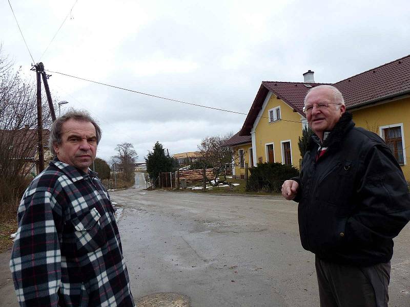 Petici sepsal Jaroslav Holeček (vpravo), podepsal ji kromě jiných i jeho soused Josef Souček.