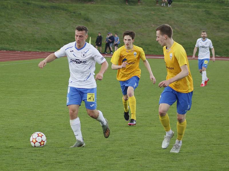 24. kolo FORTUNA ČFL, skupina A: TJ Jiskra Domažlice (bílí) - Benešov 2:0.