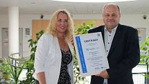 Předání mezinárodního certifikátu kvality řediteli Domažlické nemocnice Petrovi Hubáčkovi.