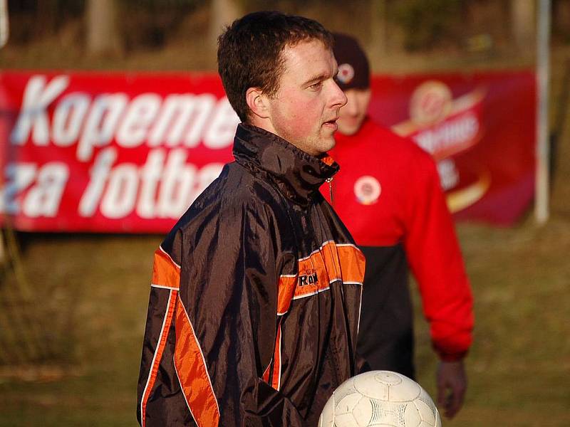 Trenéři Sparty Praha v Tlumačově na tréninku místních fotbalistů.