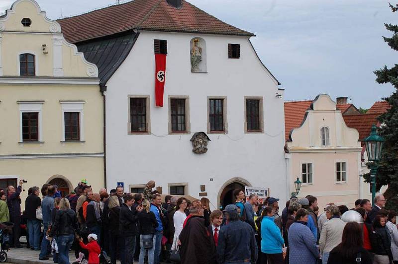 Z dobové ukázky bitvy německých a amerických vojáků v centru Horšovského Týna.