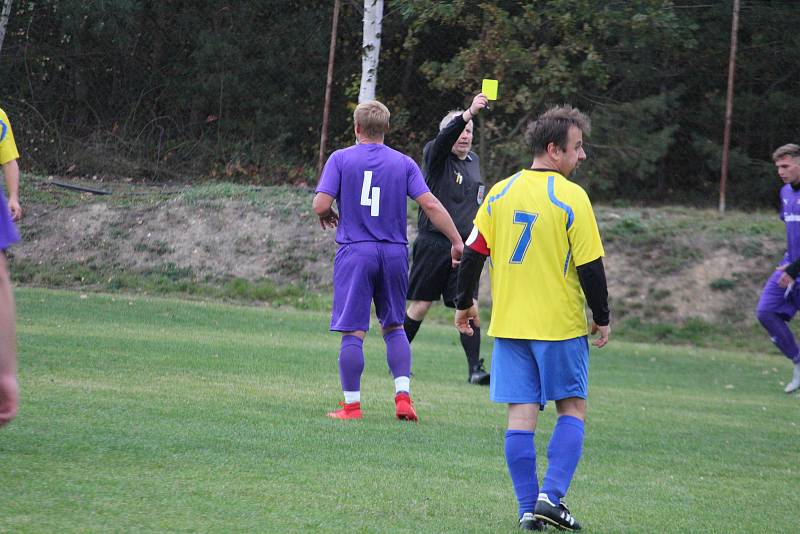 Sokol Poděvousy (ve žlutém) - Loko Hostouň (ve fialovém) 6:2 (2:2).