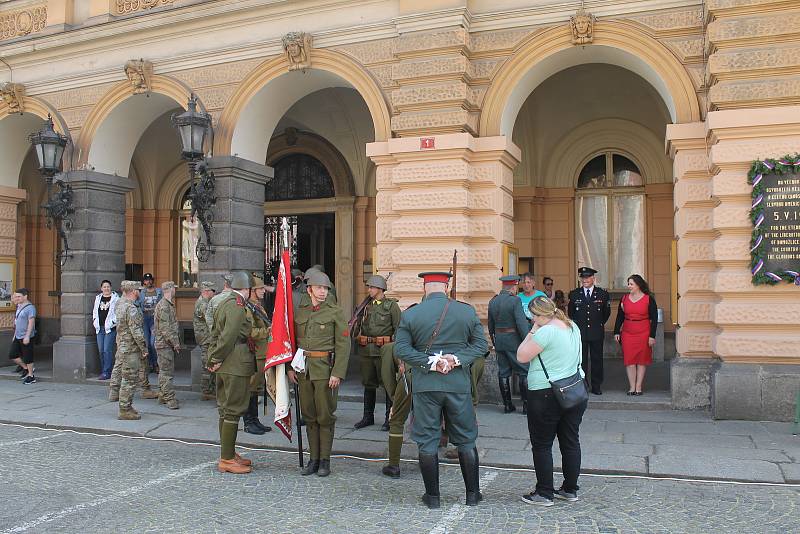 Na 73. výročí konce druhé světové války dorazil válečný veterán James Duncan (93), který Domažlice osvobozoval.