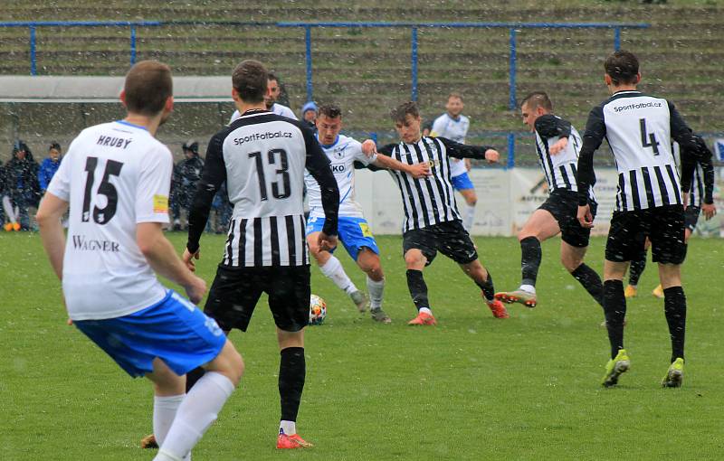 Fotbalisté TJ Jiskra Domažlice (na archivním snímku hráči v bílých dresech) prohráli v neděli dopoledne na hřišti příbramského béčka 0:2.