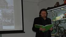 Ve výstavní místnosti Domu Dějin Holýšovska představil v pátek večer Martin Veselý svoji novou knihu Sudetská župa do kapsy.