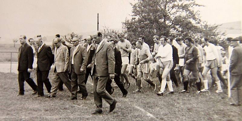 Draženovští fotbalisté nastupují, zcela upředu Josef Selnar.