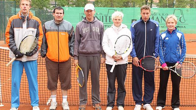 TENISTÉ JISKRY DOMAŽLICE A z utkání se Sokolovem. Zleva Jan Říha, Jiří Kužela, Petr Bufka, Veronika Prokopová, Patrik Říha a Vendula Peteříková. 