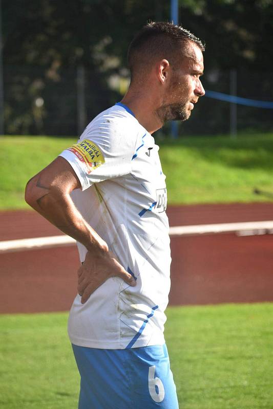 6. kolo FORTUNA ČFL A: TJ Jiskra Domažlice (na snímku fotbalisté v bílých dresech) - FC Slavia Karlovy Vary 2:2 (2:1).