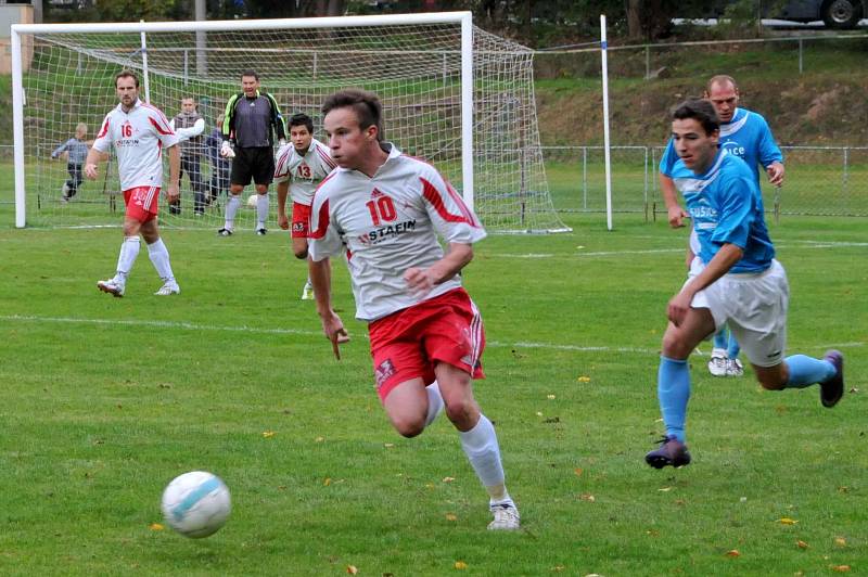 Z utkání fotbalistů FK Holýšov A a TJ Sušice.