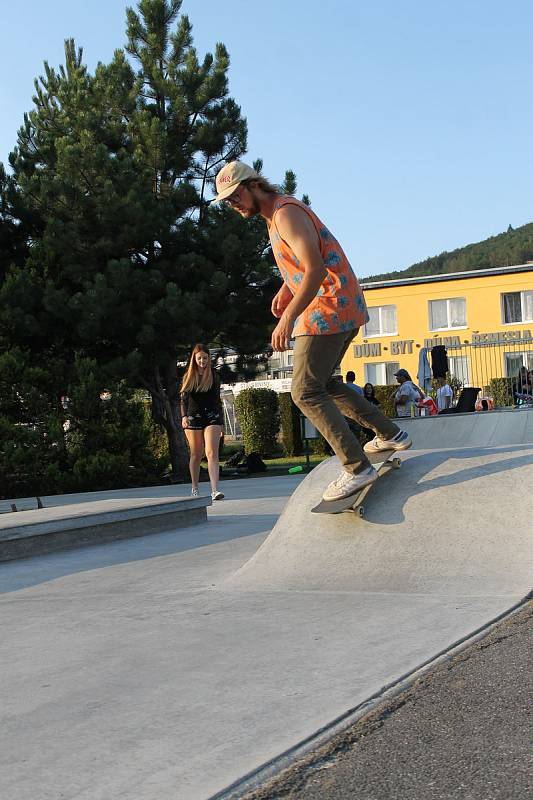 Mladí se na skateparku na umělém hřišti ve Kdyni rozloučili s prázdninami poprvé.