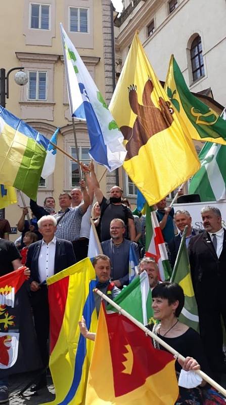 Protest starostů. Vedení Všerub se zúčastnilo i se svou vlajkou.