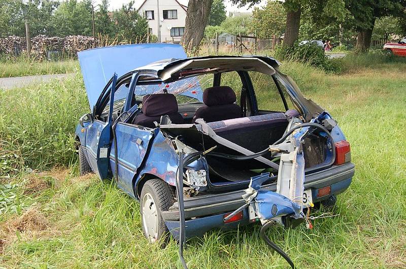 Přejezd silnice Trhanov-Pec. Tento střet s vlakem se štěstím přestála řidička i tři spolujezdci. Červené skvrny na čelním skle auta tehdy vypadaly hrůzostrašně, byly to však jen jahody, které osádka předtím natrhala.