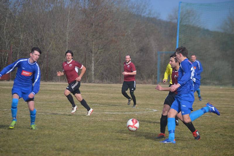 Sokol Postřekov (v červeném) - Okula Nýrsko (v modrém) 2:0.