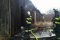 Několik minut před středeční 7. hodinou ranní zasahovali hasičské jednotky ze Všerub, Folmavy a HZS Domažlice v Maxově u Všerub, kde došlo k požáru volně přístupného a zároveň dlouhodobě nevyužívaného objektu.