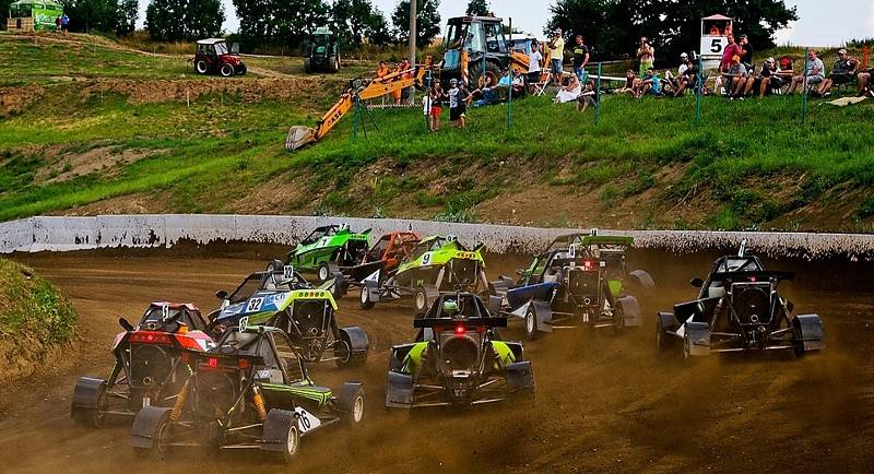 Druhý závod Mascom Kartcross Cupu 2020 v Poříčí nad Sázavou - Ducháček (oranžový kart č.3) vyhrál, Jiří Götz (zelenožlutý kart č. 46) dojel šestý.