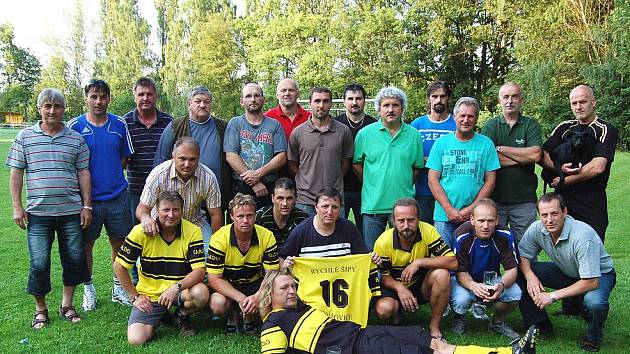 MISTŘI LIGY SENIORŮ 2010/2011. Fotbalisté Rychlých šípů Poběžovice slavili při závěrečné titul, ale i narozeniny pánů Vaňka, Langa a Ticháčka. Navíc Vlastimil Horský očekává potomka.