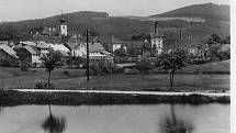 Často se na pohlednicích nebo fotografiích objevuje trhanovský zámek. Nechybějí ani snímky mapující proměnu obce.