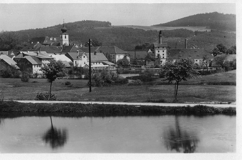 Často se na pohlednicích nebo fotografiích objevuje trhanovský zámek. Nechybějí ani snímky mapující proměnu obce.