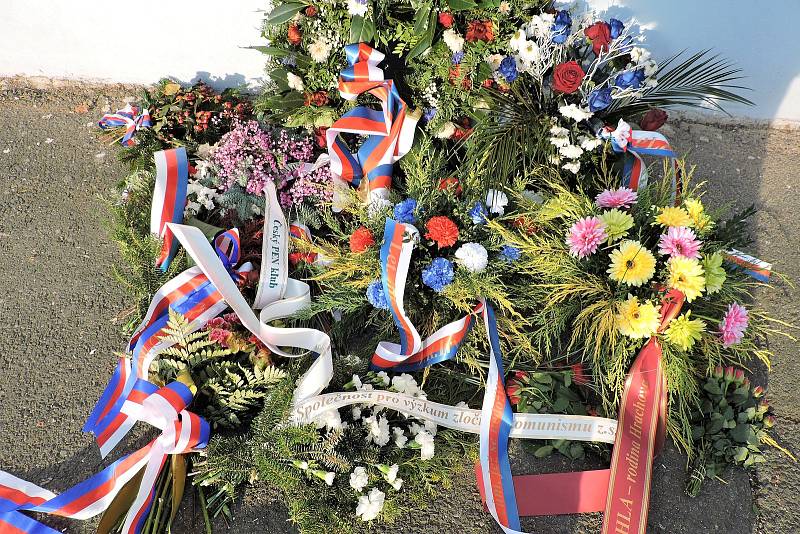 Vernisáž odhalila Pamětní desku na budově MKS Modrá hvězda ve Kdyni.