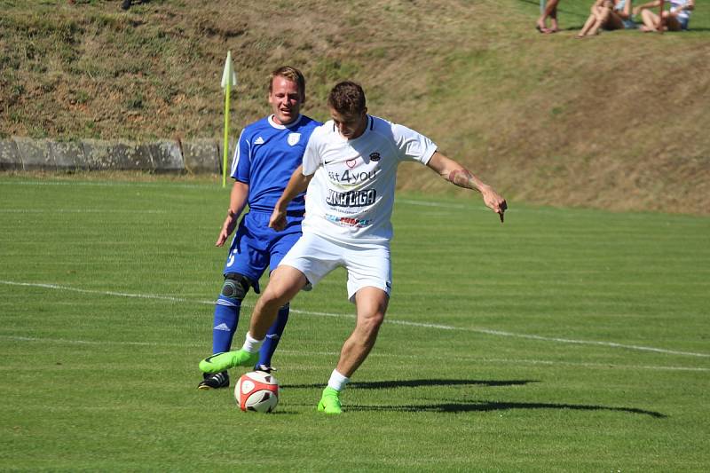 Přátelský zápas na oslavu 55 let herce Ivana Trojana v Krchlebech: šKrchlebský samet - Real Top Praha 6:10.