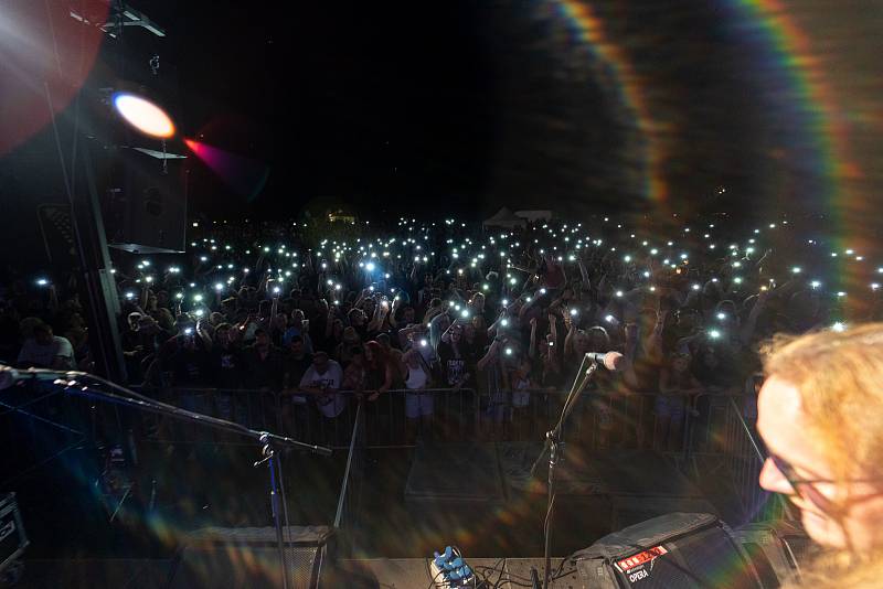 Rockový open-air festival Pekelný ostrov zahájily ve čtvrtek 30. června 2022 kapely MASH Tribute, Zvlášňý škola a Kabát revival WEST.