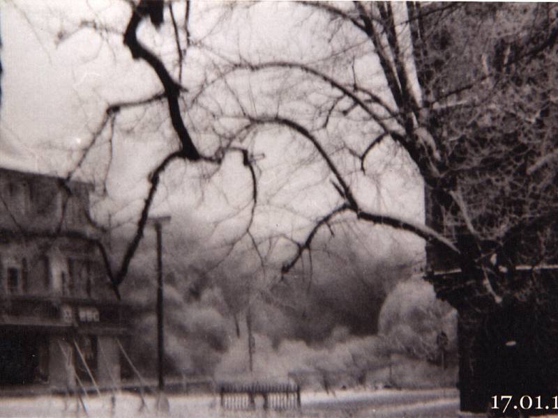 Demolice domu v domažlické ulici ČSA 17. ledna 1987. Pohled z Příhodova parku (od pošty)