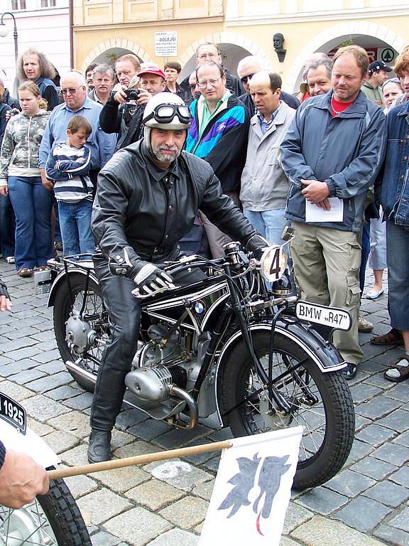 Prvenství mezi všemi motocyklisty vybojoval Ulrich Bauer z partnerského města Furth im Wald, který sedlal ´pětistovku´ BMW z roku 1927. Foto: Jan Pek