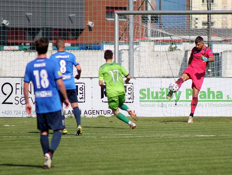 6. kolo FORTUNA ČFL, skupina A: FK Loko Vltavín (zelení) - Jiskra Domažlice (modří) 2:2.