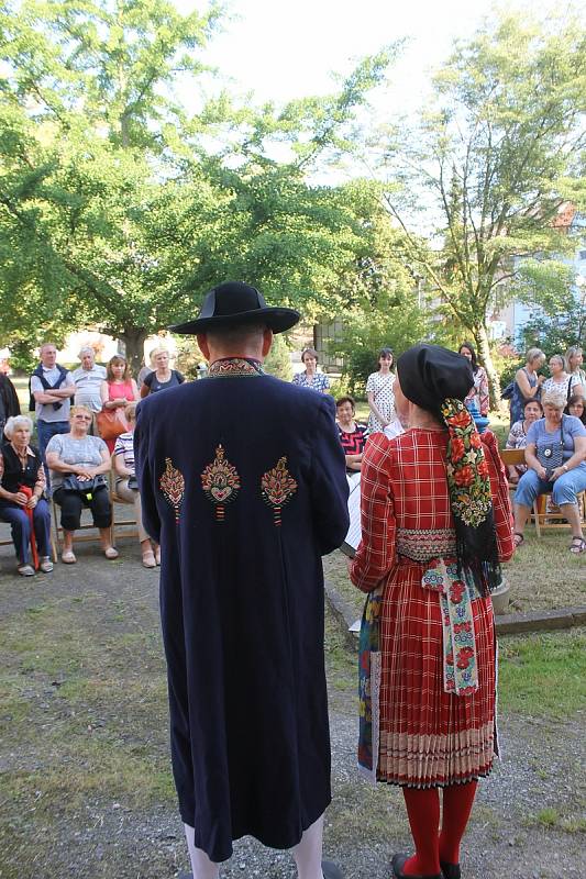 Vernisáž výstavy K muzice i na pole aneb chodské kroje očima umělců.