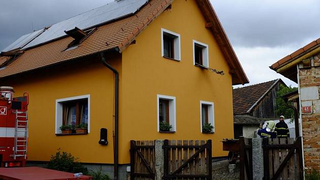 Oheň zničil podkroví  rodinného domku v Tlumačově. Škoda je předběžně odhadnuta na milion korun.