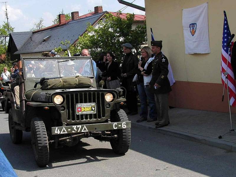 Z odhalení desky americkému pilotovi Virgilu Paulu Kirkhamovi v Újezdě. A konečně přijela kolona.