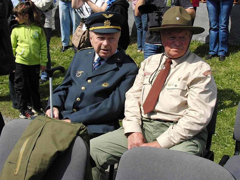 Z odhalení desky americkému pilotovi Virgilu Paulu Kirkhamovi v Újezdě.