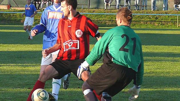 Radek Šindelář z 1. FC H. Týn kryje míč pro brankáře Touše před staňkovským Fillingerem.