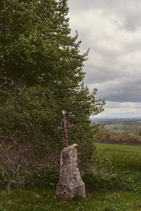 Kniha Po pěšinách Bělskem představuje historii regionu a jeho proměny. Součástí jsou dobové fotografie zaniklých obcí. V publikaci nechybějí ani současné snímky, tento pochází z okolí Lískovce.