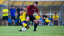 Memoriál Matěje Strejčka: Senco Doubravka (ve žlutém) - Jiskra Domažlice (v červeném) 2:3. Foto: mladisportovci.cz.