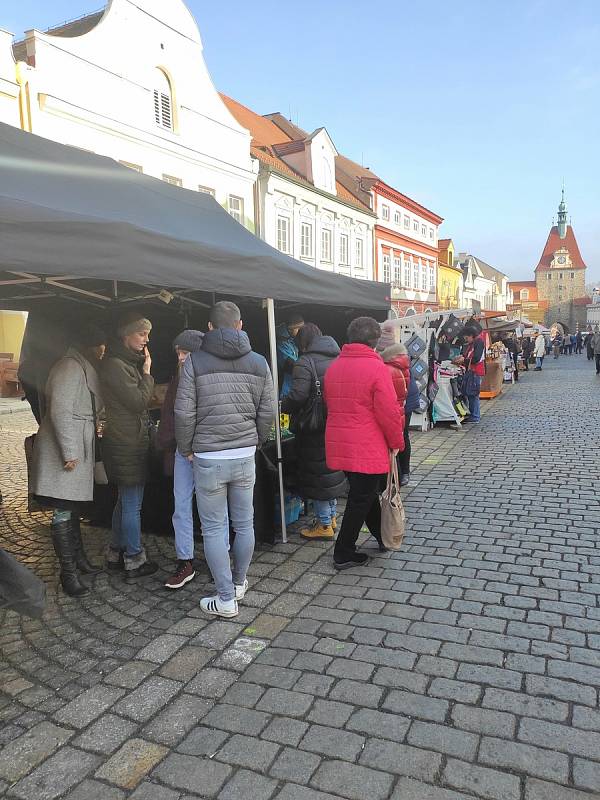 Jednodenní Vánoční trhy v Domažlicích přilákaly v sobotu 18. prosince spoustu návštěvníků. Lidé zavzpomínali i na Havla, který zemřel přesně před deseti lety.