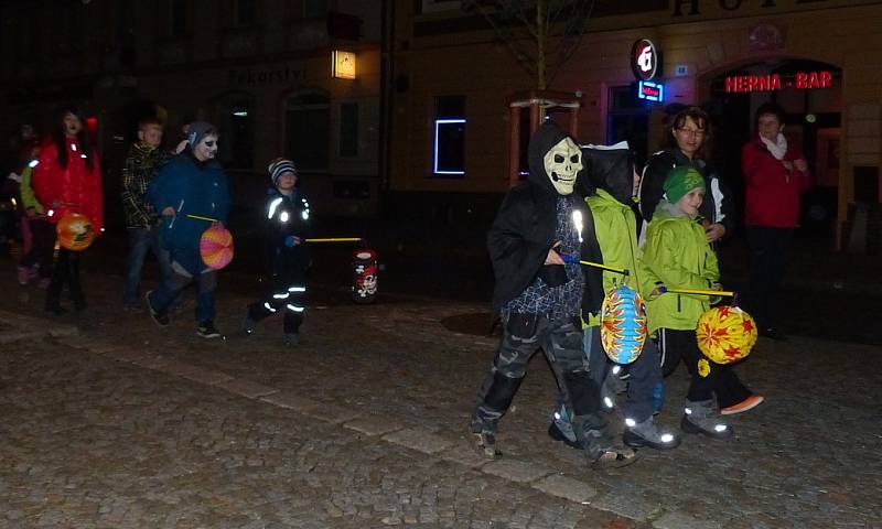 Lampionovým průvodem zahájili školáci dnešní Strašidelné spaní v družině. 