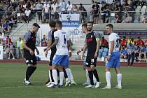 Baráž o F:NL, 1. zápas: TJ Jiskra Domažlice (na snímku fotbalisté v bílých dresech) - FK Viktoria Žižkov (tmavé dresy) 0:0.