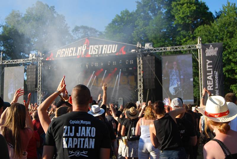 Největšími taháky třetího dne holýšovského festivalu Pekelný ostrov byly bezesporu Tři sestry, němečtí U.D.O. nebo kapela Harlej. Velký ohlas sklidil i všestranný umělec Jaroslav Uhlíř. Jako jeden z mála českých hudebních festivalů se Pekelný ostrov zaměř