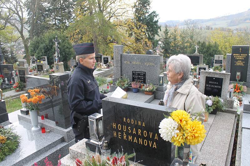 Dagmar Brožová upozorňovala na kdyňském hřbitově, aby si lidé nenechávali ve voze cennosti.
