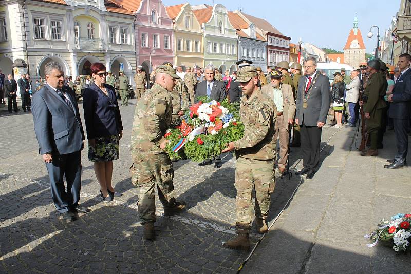 Vladislav Vilímec s náměstkyní hejtmana Plzeňského kraje Marcelou Krejsovou při pokládání věnců.