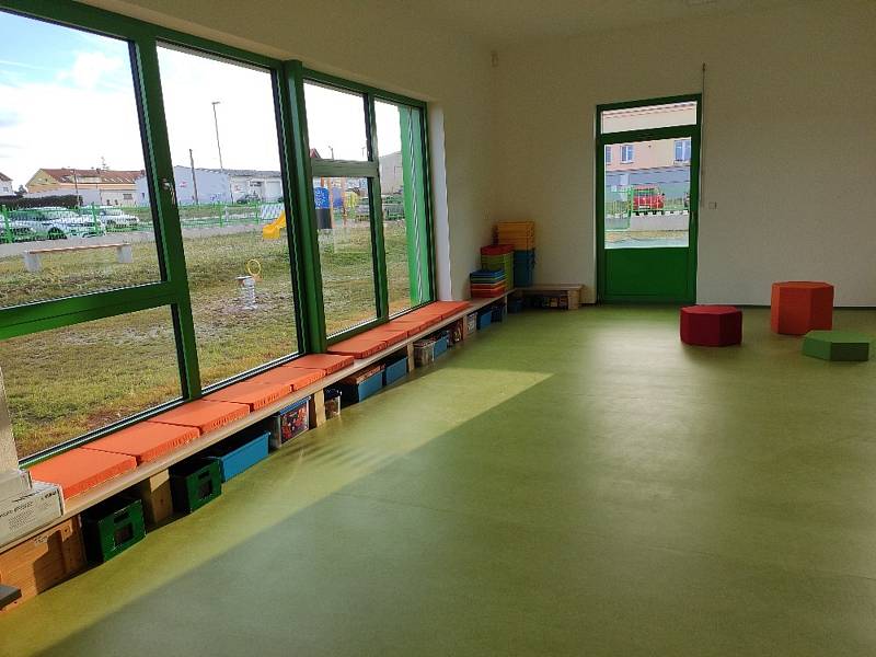 Moderní a bezbariérová budova mateřské školy v Petrovické ulici navýší kapacitu domažlických školek o osmačtyřicet míst. V objektu najde zázemí pětasedmdesát dětí.