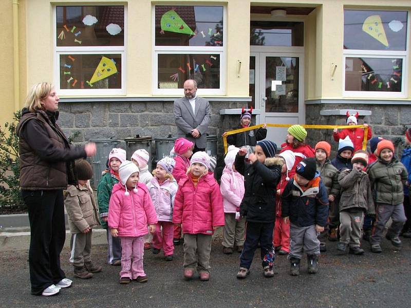 Mrákovští předškoláci si slavnost před svojí školkou užili. Přednášeli, zpívali a poté dva z nich drželi starostovi Josefu Janečkovi (v pozadí) , ředitelce Jitce Polákové a zástupci stavební firmy při střihání pásku.