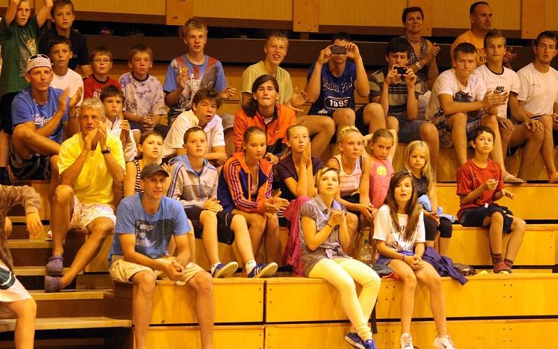 Z přátelského utkání basketbalistů Jiskry Domažlice a výběru amerických univerzit.