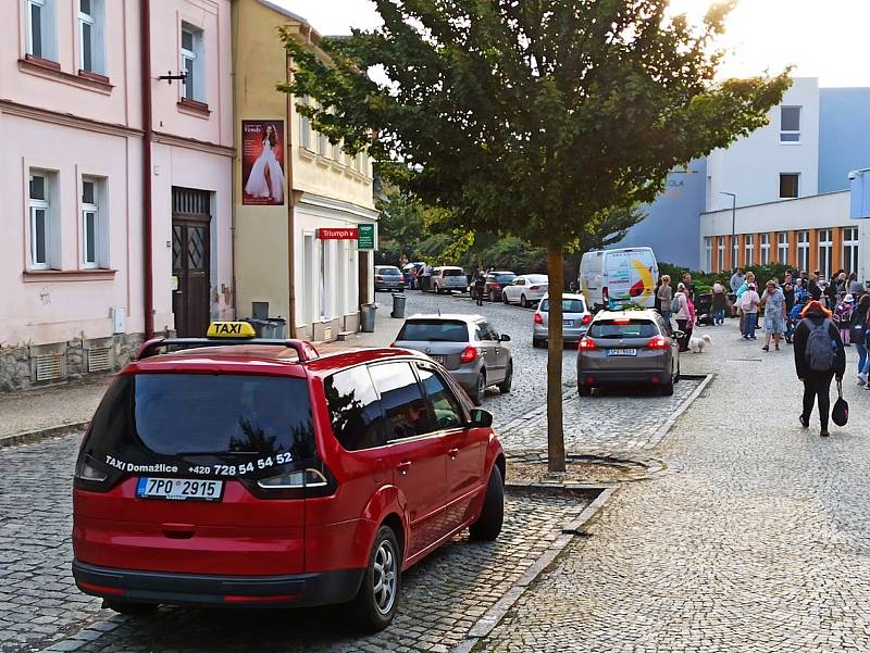 Část ulice Msgre B. Staška, kde stojí také škola, se stane jednosměrkou.